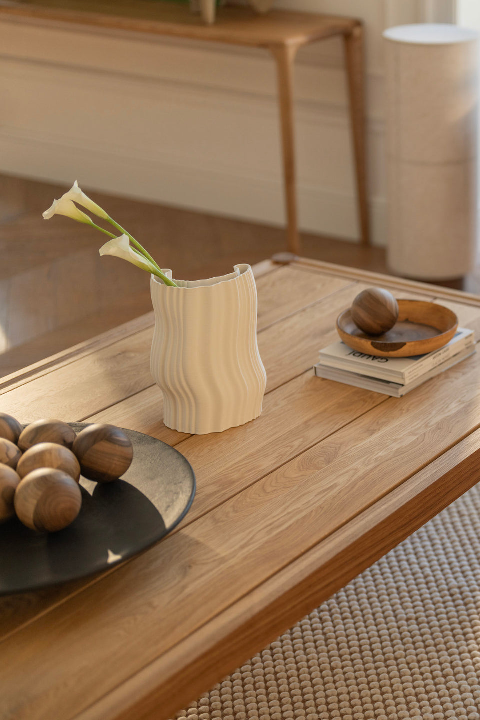 Massivholzplatte mit Paneeloptik, die Maserung und Handwerkskunst hervorhebt.