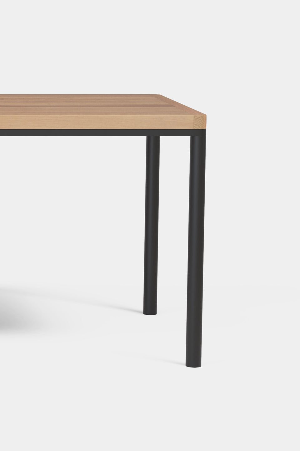 Stahlbeine treffen auf Massivholz für einen klaren, eleganten Look.