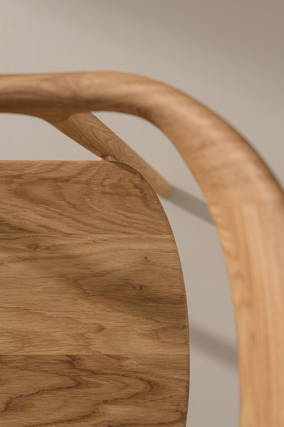 Wooden or upholstered seat in Italian linen or leather.