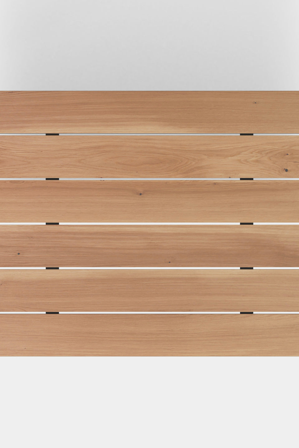 Für den Außenbereich geeignet: Dezente Fugen zwischen den Brettern für Luftzirkulation und Entwässerung.