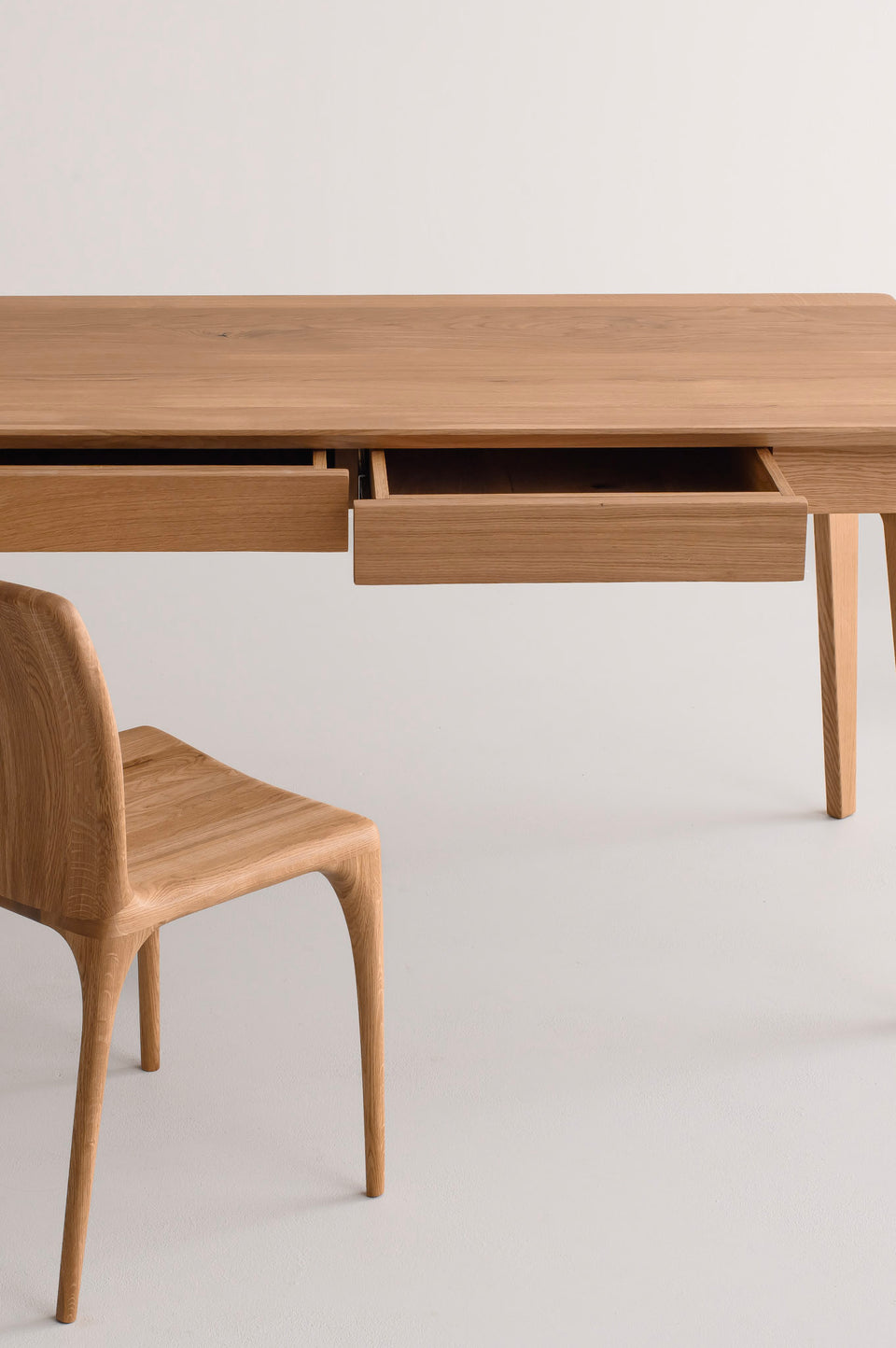 Eén lade bij 120 cm, twee lades bij 140 cm en 160 cm.