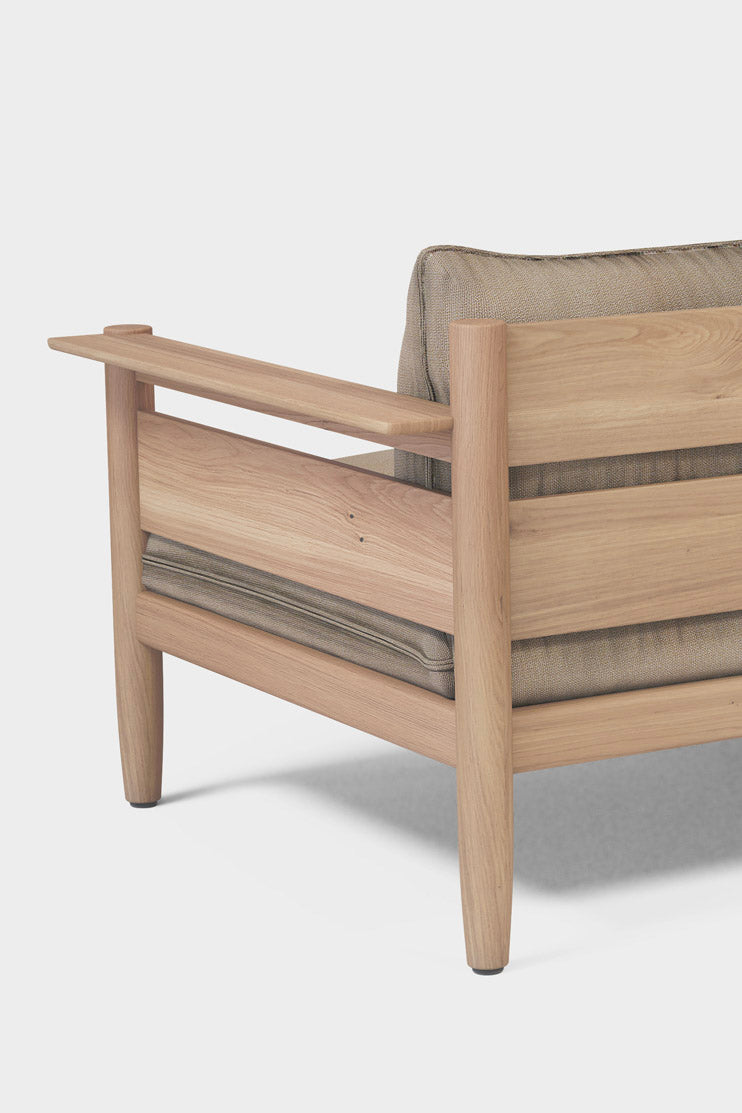 Structure en bois massif adaptée à l’extérieur et protégée contre les UV.