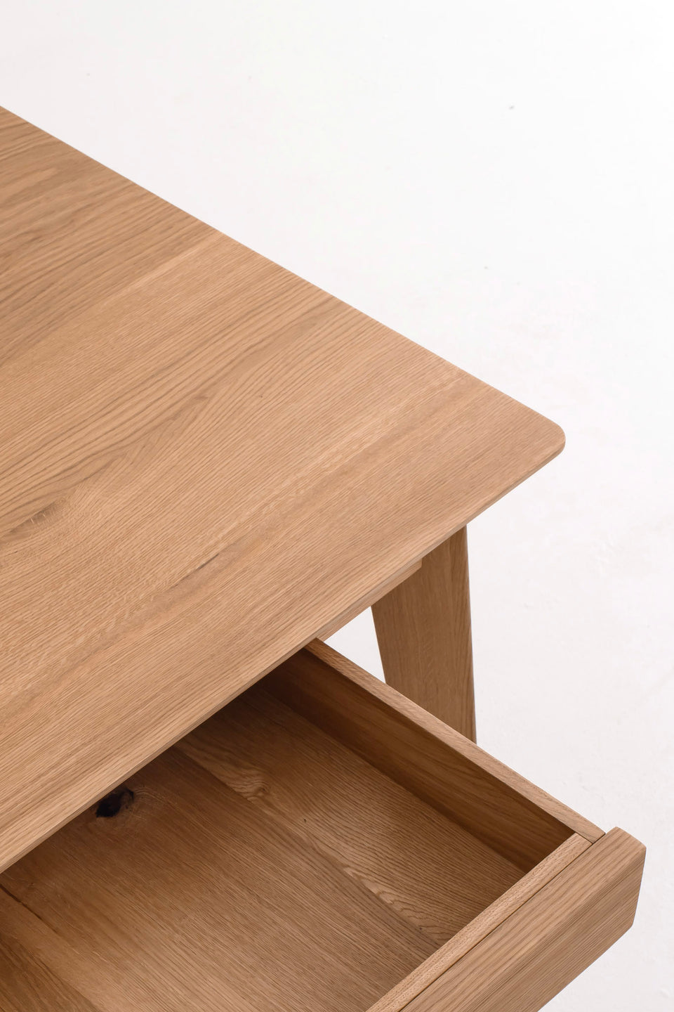 Afgewerkt met natuurlijke oliën die het oppervlak beschermen en de houtnerf zichtbaar laten.