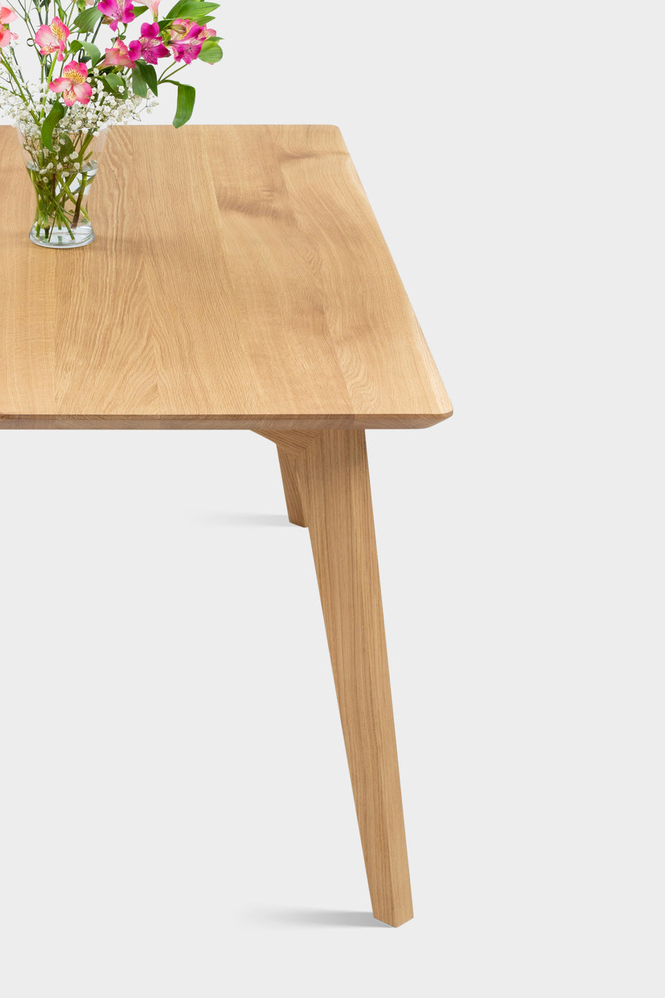 Klarlinige skandinavische Formgebung mit warmer, natürlicher Ausstrahlung.