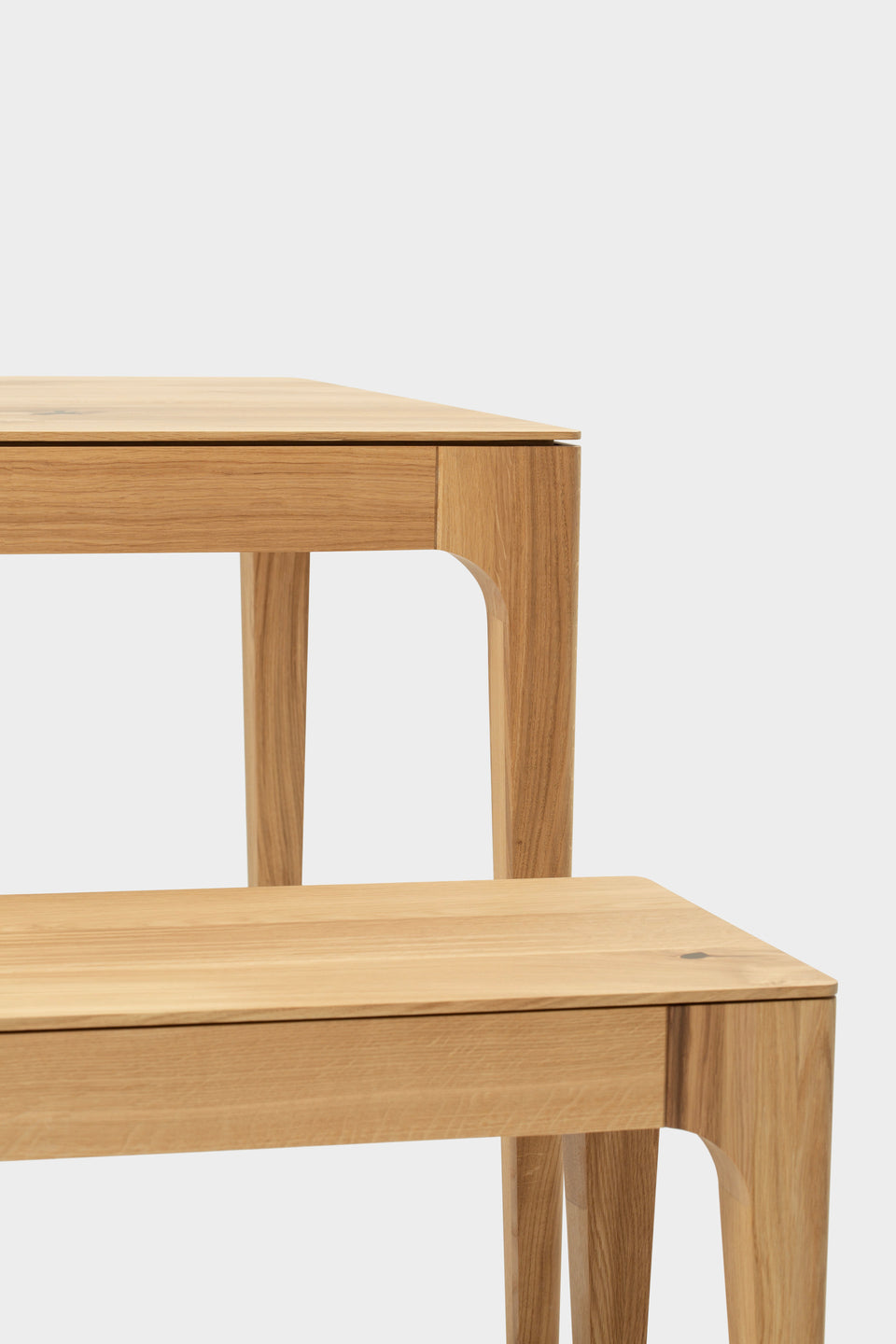 Passende Möbel verfügbar: Bank- und Stuhldesigns, um das Set zu vervollständigen.