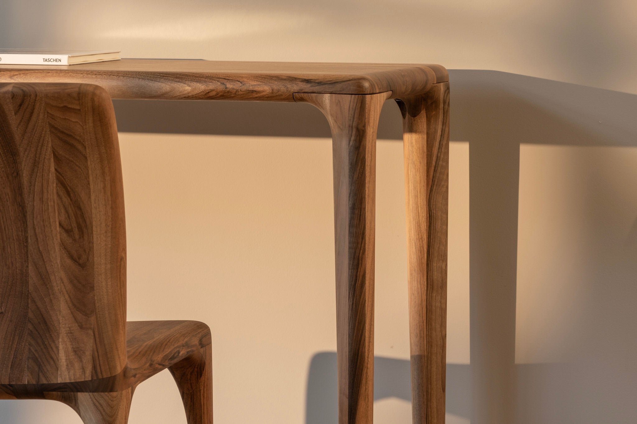 LÜNA | Konsolentisch aus Nussbaum