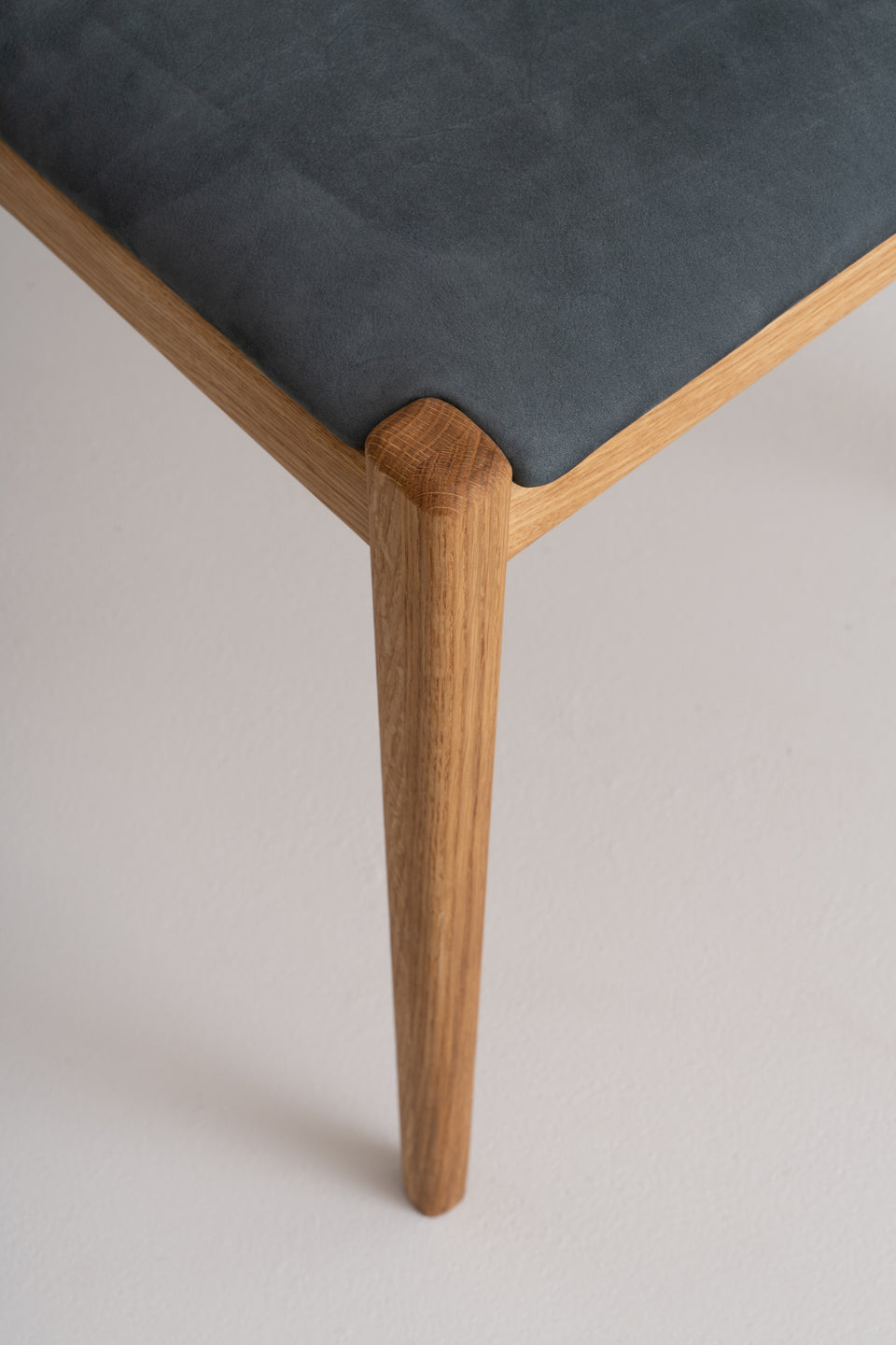 Auf Anfrage in einer großen Auswahl an Materialien und Polsterungen erhältlich.