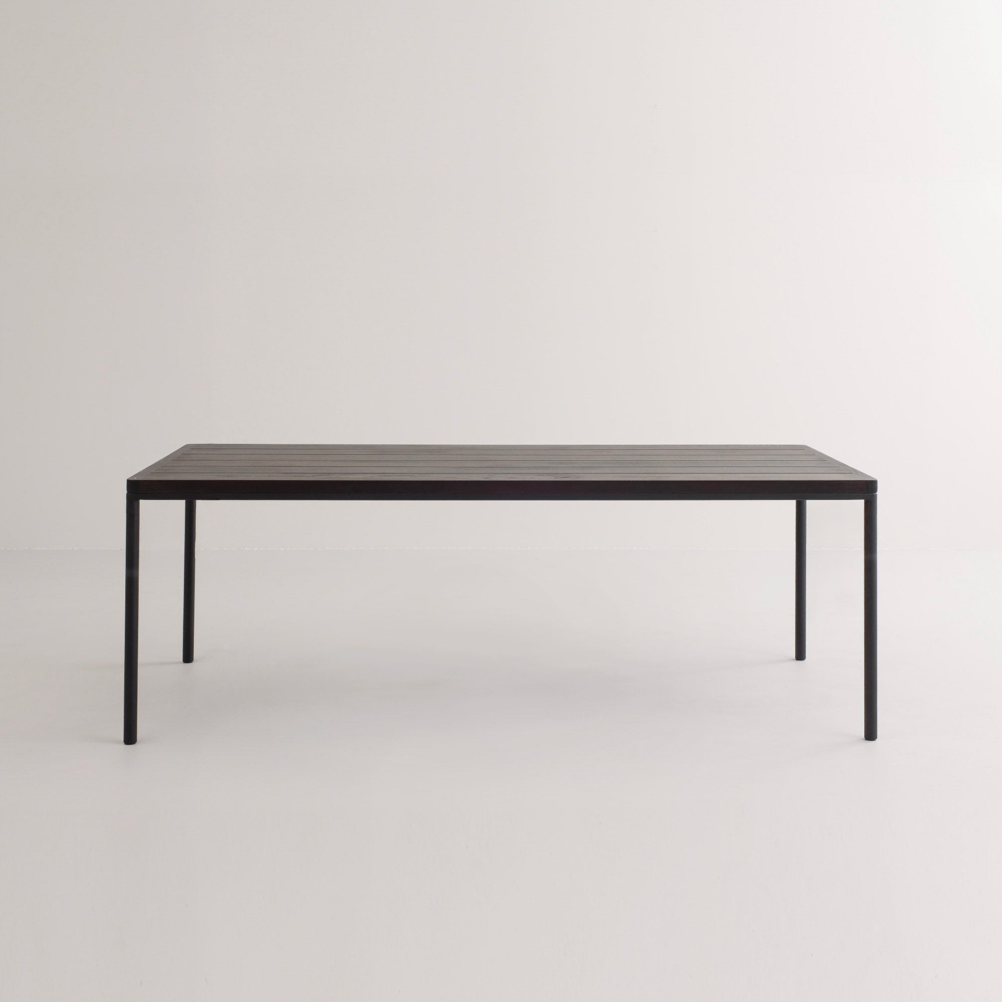 FRANKIE Buitentafel van gerookt essenhout